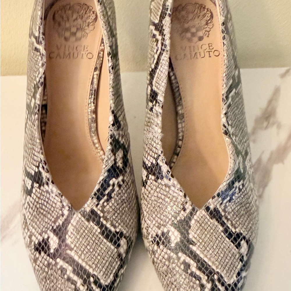 Vince Camuto Snake Print Pumps, NWOB, Size 7-1/2 - Picture 5 of 10